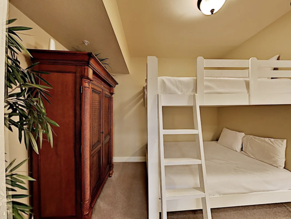 Destin Beach Vacation Condo Rental 4 bedrooms Sleeps 12